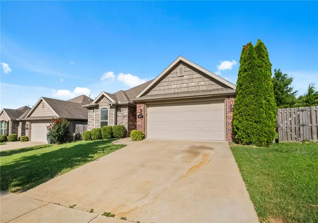 Photo 3 of Sale Pending at 3077 N Downs Ave, Fayetteville, AR 72704 | MLS# 1354920 | Listing updated on 2026-08-17