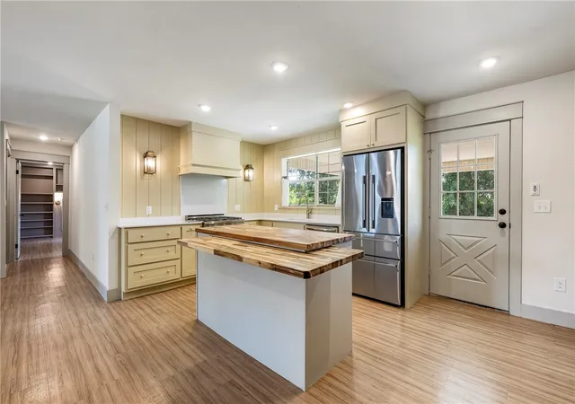 Photo 3 of Single family home for sale at 1702 Sw D St, Bentonville, AR 72712 | MLS# 1354786 | Listing updated on 2026-08-25