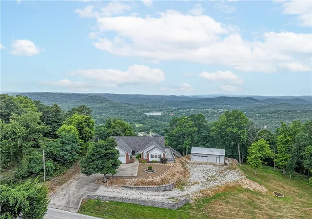 2nd image of 311 Holiday Island Dr, Holiday Island, AR 72631 | MLS# 1355299