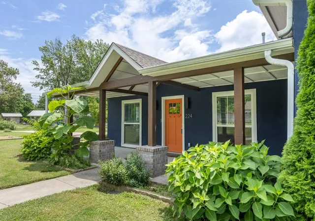 Photo 1 of Sale Pending at 224 E Lake Francis Dr, Siloam Springs, AR 72761 | MLS# 1355151 | Listing updated on 2026-08-09
