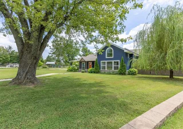 Photo 4 of Sale Pending at 224 E Lake Francis Dr, Siloam Springs, AR 72761 | MLS# 1355151 | Listing updated on 2026-08-09