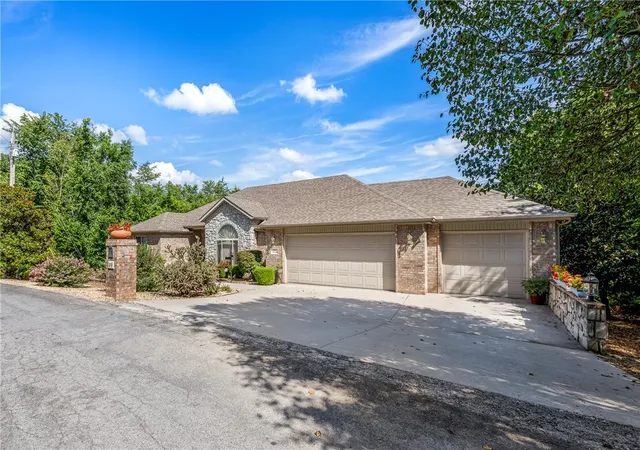 Photo 2 of Single family home for sale at 10 Oniell Cir, Bella Vista, AR 72715 | MLS# 1355865 | Listing updated on 2026-08-23