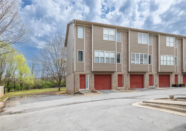 2nd image of 1882 N Scull Creek Dr, Fayetteville, AR 72703 | MLS# 1356263