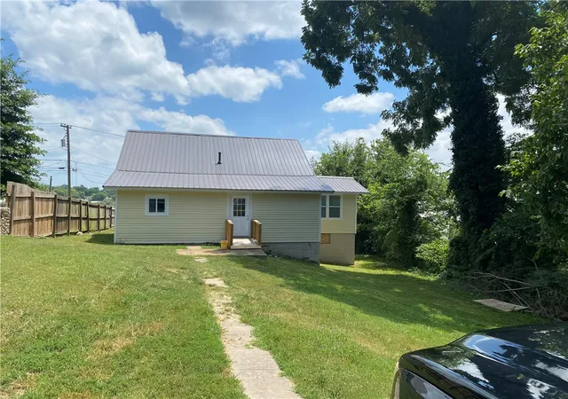 Photo 3 of Single family home for sale at 216 N Willow St, Harrison, AR 72601 | MLS# 1355615 | Listing updated on 2026-09-15