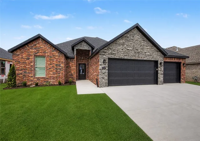 Photo 1 of Single family home for sale at 2102 N Dagan St, Siloam Springs, AR 72761 | MLS# 1356644 | Listing updated on 2026-08-09
