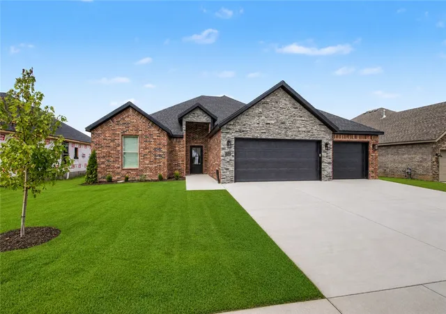 Photo 2 of Single family home for sale at 2102 N Dagan St, Siloam Springs, AR 72761 | MLS# 1356644 | Listing updated on 2026-08-09