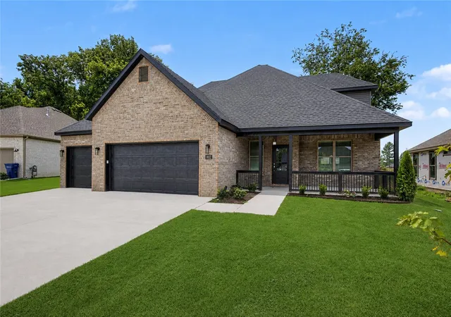 Photo 2 of Single family home for sale at 802 W Kelley Ann St, Siloam Springs, AR 72761 | MLS# 1356776 | Listing updated on 2026-08-17