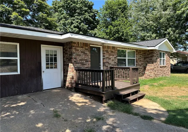 Photo 2 of Single family home for sale at 1002 Bobo Ave, Berryville, AR 72616 | MLS# 1357097 | Listing updated on 2026-08-22