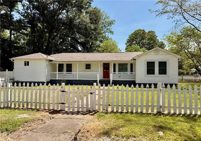 Photo 3 of Single family home for sale at 223 Galveston Ave, Russellville, AR 72801 | MLS# 1357181 | Listing updated on 2026-09-24