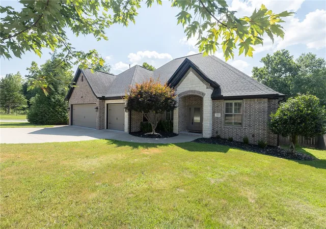 2nd image of 1801 N Candleshoe Dr, Fayetteville, AR 72701 | MLS# 1357353