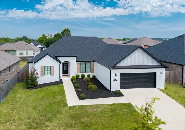 Photo 3 of Sale Pending at 1592 N Quincy Ave, Fayetteville, AR 72704 | MLS# 1357480 | Listing updated on 2026-08-18