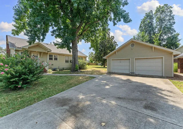 Photo 4 of Single family home for sale at 607 NW Jefferson St, Bentonville, AR 72712 | MLS# 1357373 | Listing updated on 2026-08-20