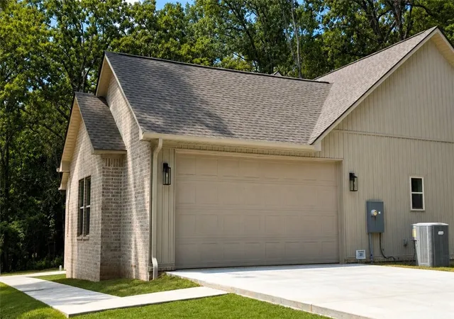 Photo 2 of Single family home for sale at 331 Channel Cir, Russellville, AR 72802 | MLS# 1357548 | Listing updated on 2026-08-14