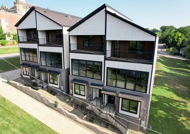 Photo 2 of Townhouse for sale at 122 E Mountain St, Fayetteville, AR 72701 | MLS# 1357446 | Listing updated on 2026-08-24