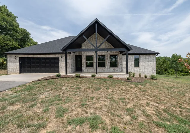 Photo 3 of Single family home for sale at 212 Oneal, Elkins, AR 72727 | MLS# 1357774 | Listing updated on 2026-08-18