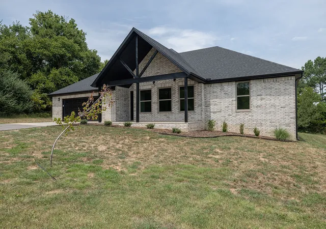 Photo 3 of Single family home for sale at 212 Oneal, Elkins, AR 72727 | MLS# 1357774 | Listing updated on 2026-09-30