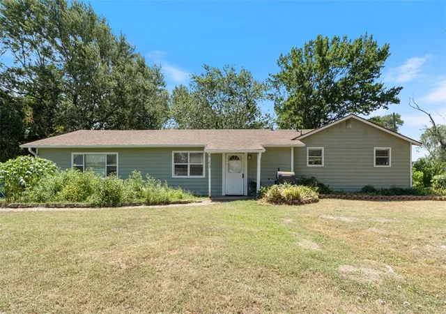 Photo 1 of Single family home for sale at 613 W Arkansas St, Gentry, AR 72734 | MLS# 1357793 | Listing updated on 2026-08-21