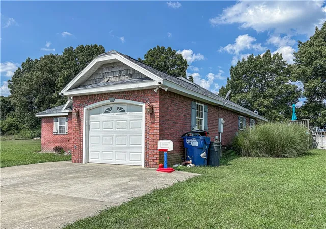 Photo 3 of Single family home for sale at 1067 Mercedes Dr, Harrison, AR 72601 | MLS# 1357848 | Listing updated on 2026-08-06