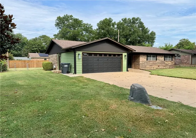 Photo 3 of Sale Pending at 603 N Mobile Ave, Russellville, AR 72801 | MLS# 1358166 | Listing updated on 2026-09-23