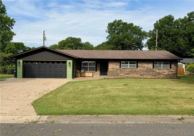 Photo 3 of Sale Pending at 603 N Mobile Ave, Russellville, AR 72801 | MLS# 1358166 | Listing updated on 2026-09-23