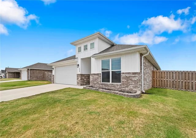 Photo 2 of Single family home for sale at 908 S Sparrow St, Siloam Springs, AR 72761 | MLS# 1358258 | Listing updated on 2026-09-16