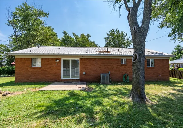 Photo 2 of Single family home for sale at 840 Eastgate St, Siloam Springs, AR 72761 | MLS# 1357958 | Listing updated on 2026-08-25