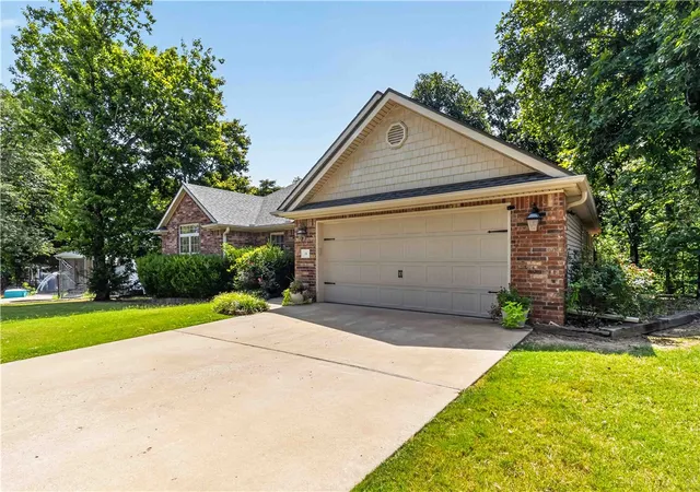 Photo 2 of Single family home for sale at 14 Boxford Dr, Bella Vista, AR 72715 | MLS# 1358533 | Listing updated on 2026-10-03