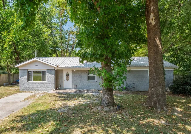 1st image of 1075 S Baldwin Ave, Fayetteville, AR 72701 | MLS# 1358558