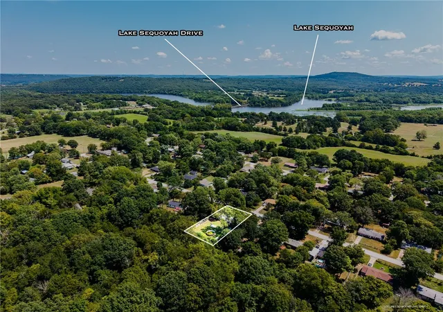 2nd image of 1075 S Baldwin Ave, Fayetteville, AR 72701 | MLS# 1358558