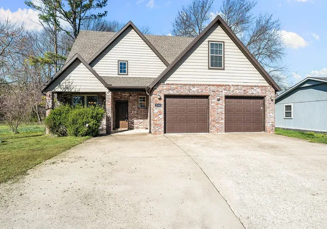 Photo 2 of Single family home for sale at 2104 Delwhite Dr, Bentonville, AR 72712 | MLS# 1358637 | Listing updated on 2026-08-12