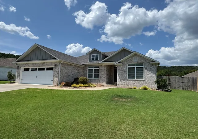 Photo 2 of Sale Pending at 105 Promenade Cir, Russellville, AR 72801 | MLS# 1358642 | Listing updated on 2026-08-21