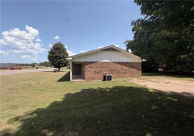 2nd image of 1000 & 1002 E Poplar St, Clarksville, AR 72830 | MLS# 1358683