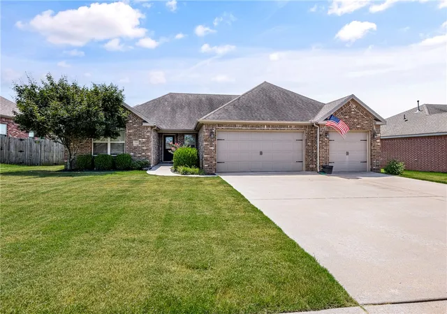 Photo 1 of Sale Pending at 208 Pebble Beach Dr, Cave Springs, AR 72718 | MLS# 1358584 | Listing updated on 2026-08-17