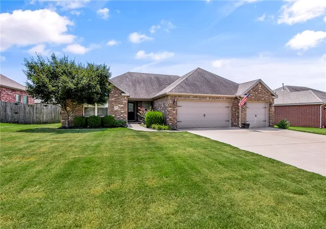 Photo 2 of Sale Pending at 208 Pebble Beach Dr, Cave Springs, AR 72718 | MLS# 1358584 | Listing updated on 2026-08-17