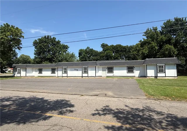 2nd image of 1300 1306 N Greenwich Ave, Russellville, AR 72801 | MLS# 1358758