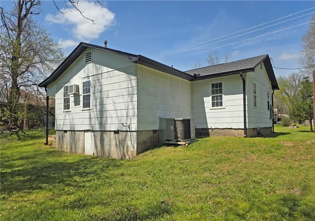 Photo 4 of Single family home for sale at 304 SE 2nd Street, Atkins, AR 72823 | MLS# 1358779 | Listing updated on 2026-08-15