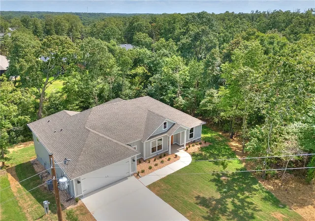 Photo 3 of Single family home for sale at 10 Errol Ln, Bella Vista, AR 72715 | MLS# 1358820 | Listing updated on 2026-08-14