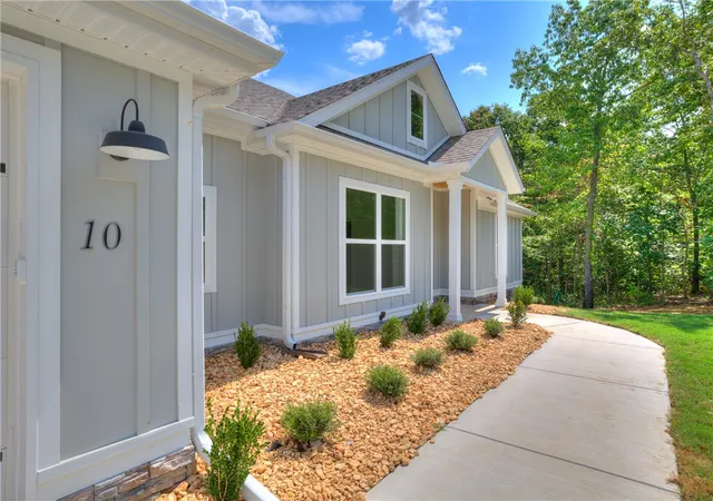 Photo 3 of Single family home for sale at 10 Errol Ln, Bella Vista, AR 72715 | MLS# 1358820 | Listing updated on 2026-08-14