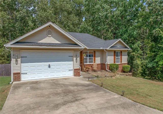 Photo 2 of Sale Pending at 9 Reighton Dr, Bella Vista, AR 72714 | MLS# 1358481 | Listing updated on 2026-08-21