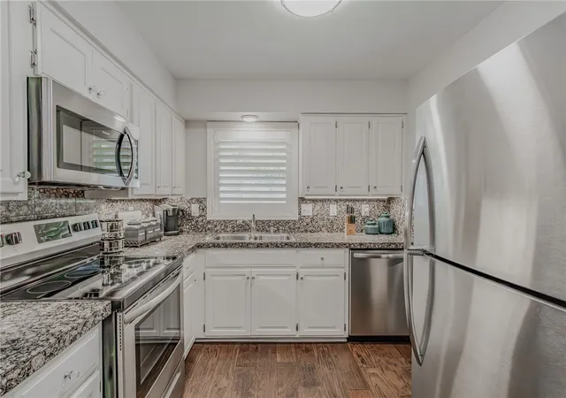 Photo 3 of Townhouse for sale at 40 Abingdon Ln, Bella Vista, AR 72715 | MLS# 1359037 | Listing updated on 2026-09-20