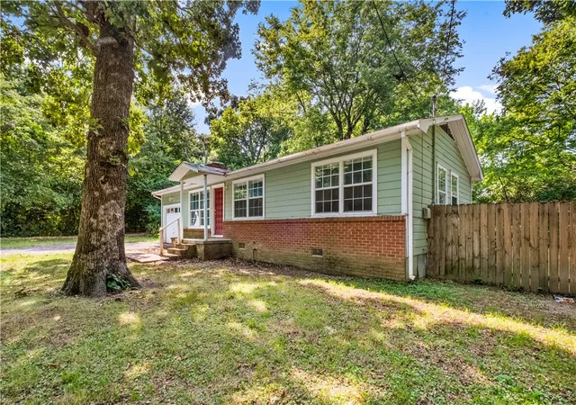 Photo 3 of Sale Pending at 1627 W Hefley St, Fayetteville, AR 72703 | MLS# 1359306 | Listing updated on 2026-08-20