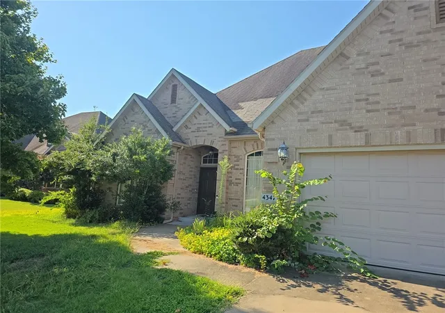 Photo 1 of Sale Pending at 4347 E Oakmont Dr, Fayetteville, AR 72701 | MLS# 1359385 | Listing updated on 2026-08-19