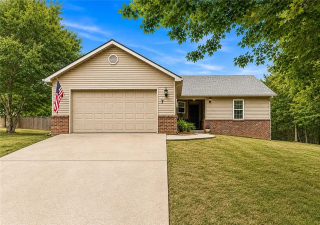 Photo 2 of Single family home for sale at 7 Blythe Cir, Bella Vista, AR 72714 | MLS# 1359450 | Listing updated on 2026-08-27