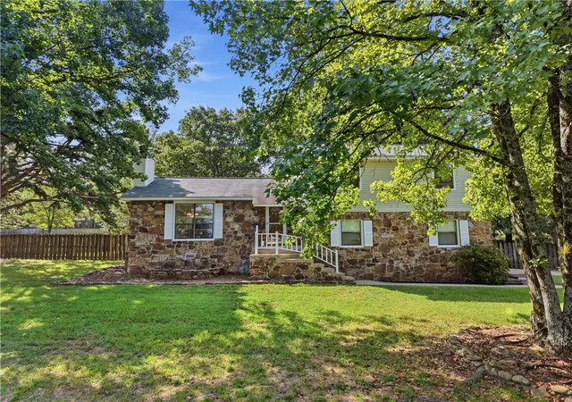 Photo 2 of Single family home for sale at 135 High Acres Dr, Russellville, AR 72802 | MLS# 1359519 | Listing updated on 2026-08-20