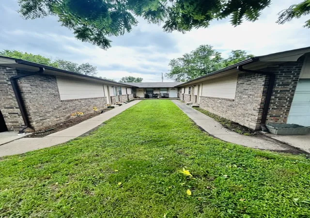 2nd image of 901 Jefferson Ave #A,B,C,D, Berryville, AR 72616 | MLS# 1359582