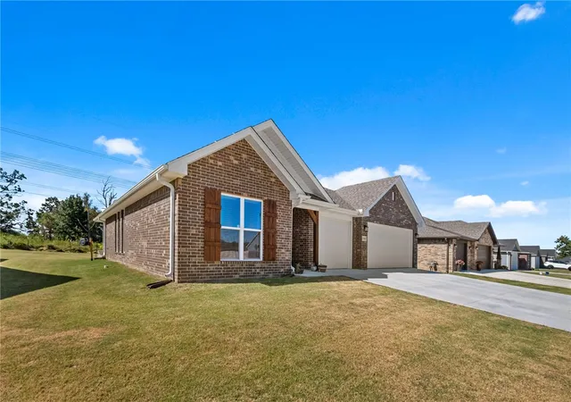 Photo 2 of Single family home for sale at 1500 E Vangston Dr, Siloam Springs, AR 72761 | MLS# 1359599 | Listing updated on 2026-08-21