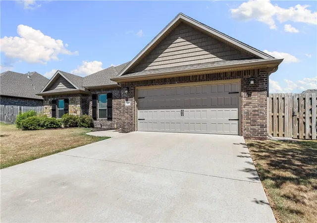 Photo 3 of Single family home for sale at 201 Cisterna Dr, Centerton, AR 72719 | MLS# 1359692 | Listing updated on 2026-08-22