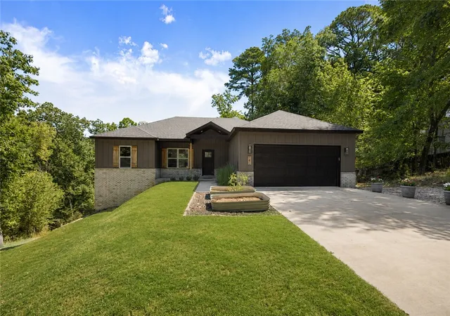 Photo 2 of Single family home for sale at 4 Goring Cir, Bella Vista, AR 72714 | MLS# 1359633 | Listing updated on 2026-08-24