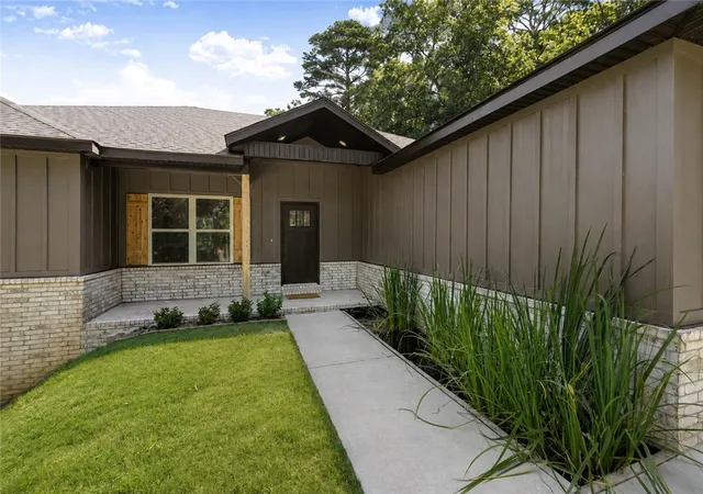 Photo 3 of Single family home for sale at 4 Goring Cir, Bella Vista, AR 72714 | MLS# 1359633 | Listing updated on 2026-08-24