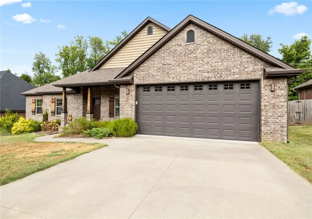 Photo 3 of Single family home for sale at 2304 Vail Dr, Van Buren, AR 72956 | MLS# 1359784 | Listing updated on 2026-08-24